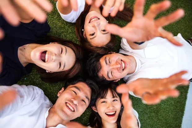 卡片港澳通行证证的有效期是到2025年。背面那个一年往返香港两次一年的（.5.6-（官宣！广州暨大港澳子弟学校2024-2025年秋季招生简章正式发布！）